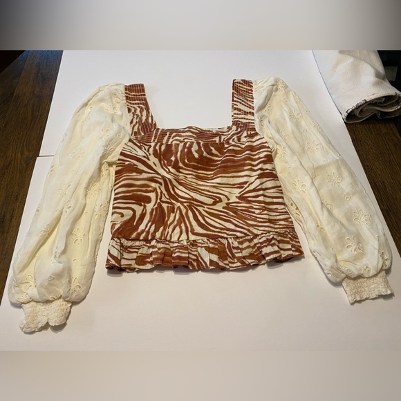 Love The Label Mixed Media Animal Print Lace Puff Sleeve Top B1 - Picture 4 of 6